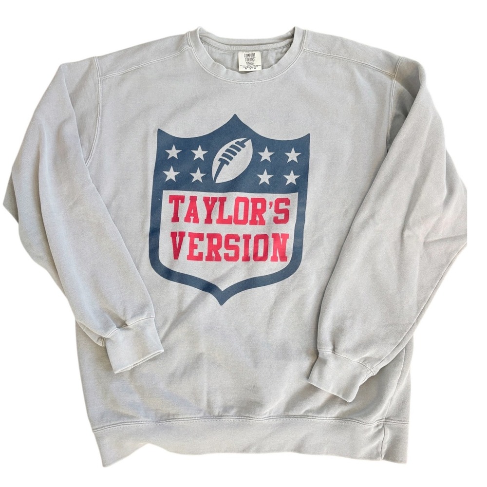 Comfort Colors Taylors Version Football Graphic Sweatshirt Gray Medium NFL